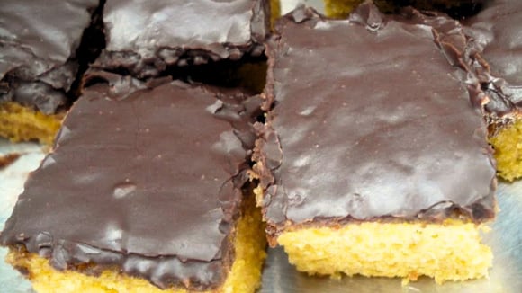 Bolo de cenoura dos anos 2000 com cobertura crocante é a receita da vovó que você precisa experimentar