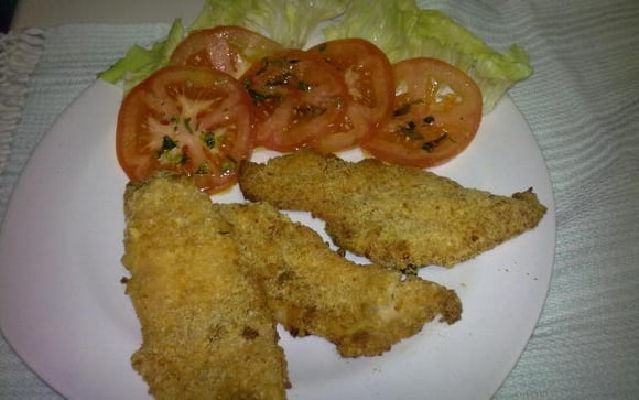 Que tal preparar um frango empanado em uma farinha apetitosa feita com bolacha de água e sal e queijo ralado? (Créditos: Celia Marino/TudoGostoso)