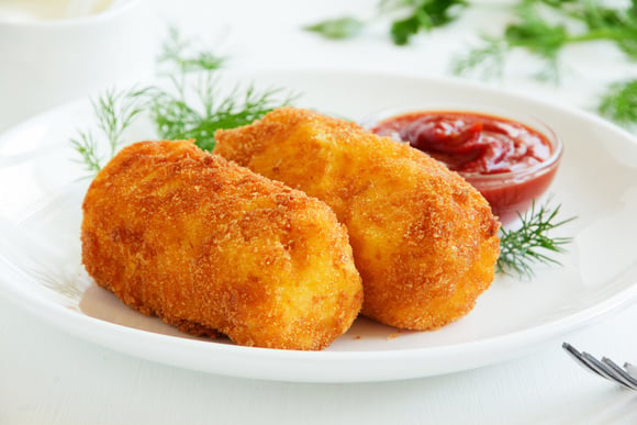 Esse é o bolinho mais crocante já visto por humanos feito na airfryer: e o recheio é beeeeem queijudo