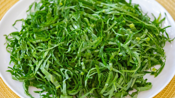 A couve oferece uma combinação poderosa de nutrientes que pode trazer diversos benefícios para a saúde. (créditos: Shutterstock)
 