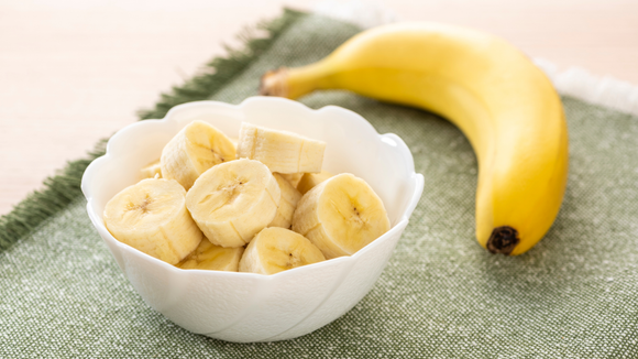 Receita saudável e cremosa preparada à base de fruta para substituir doces industrializados na rotina. (Foto: Canva)