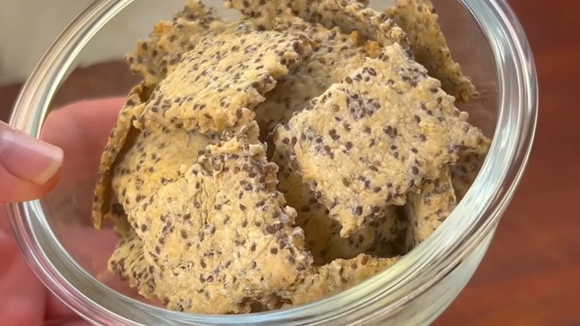 Nem glúten, nem ovos: disse adeus ao cream cracker industrializado e faço essa receita de biscoito crocante salgado de 2 ingredientes toda semana