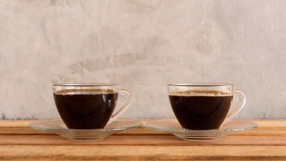 Eu bebo café há muito tempo e só recentemente descobri a diferença entre café preto e café americano, embora ambos sejam tão similares