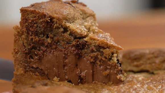 Fatia de cookie gigante recheado com bastante Nutella (Créditos: TudoGostoso)