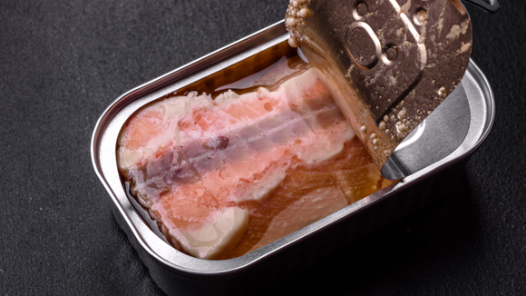 Peixes enlatados, como o salmão, são opções práticas de refeição. (Foto: Canva)