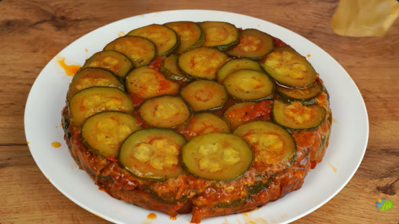 Abobrinha vegetariana de forno: receita simples e elegante com molho de tomate e crosta de queijo, não tem erro!