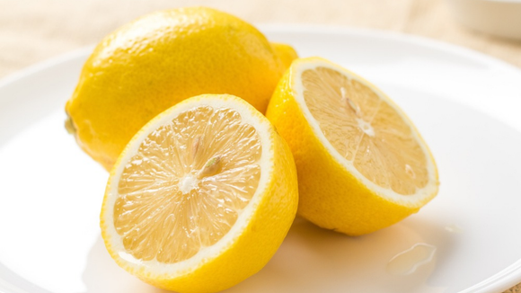 Em vez de deixar os limões na fruteira, experimente guardar a fruta em um saco plástico bem fechado na geladeira. (créditos: Shutterstock)