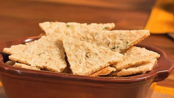 3 ingredientes e 15 minutos: é o que você precisa para fazer esse biscoito de queijo (sem farinha de trigo!) do TudoGostoso