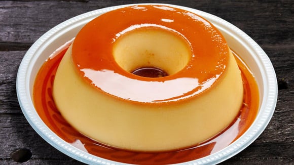 Com uma calda saborosa e textura aveludada, o pudim de leite condensado é a opção certa! (Créditos: TudoGostoso)