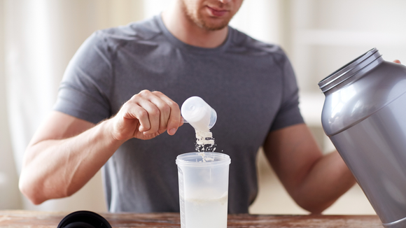Veja por que quem sofre com compulsão alimentar deve consumir whey protein, segundo essa nutricionista esportiva