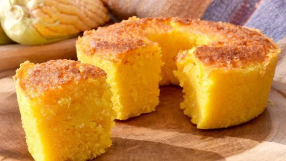 Anote, salve ou printe essa receita do melhor bolo de milho do mundo: fofinho, molhadinho e fácil de fazer
