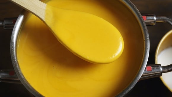 O truque do gelo na gordura de sopas e caldos funciona mesmo? TudoGostoso ensina quando vale a pena usar