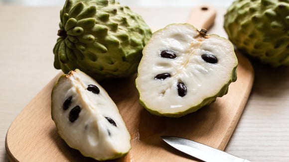 Nem fruta-do-conde, nem graviola: essa fruta prima é cremosa, tem uma polpa doce e pode ser facilmente cultivada no seu quintal