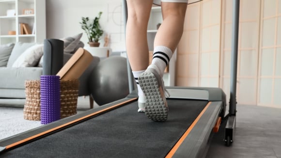 Esteira elétrica dobrável é opção para se exercitar em casa sem precisar ir à academia e está com 56% de desconto