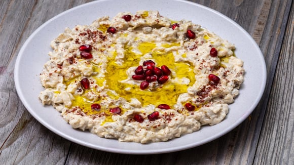 TudoGostoso ensina receita de aperitivo libanês saudável feito com berinjela cozida no micro-ondas, iogurte e azeite: perfeito para servir com torradinhas!