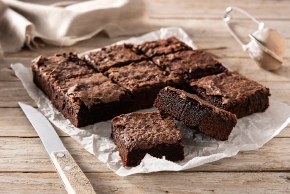 Essa é para você que nunca acerta o brownie: aprenda a fazer a sobremesa perfeita com casquinha crocante e interior molhadinho!