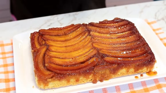 Adoro comer esse bolo caramelizado de banana quando ainda está morninho: a massa é fofinha e a receita muito fácil de fazer