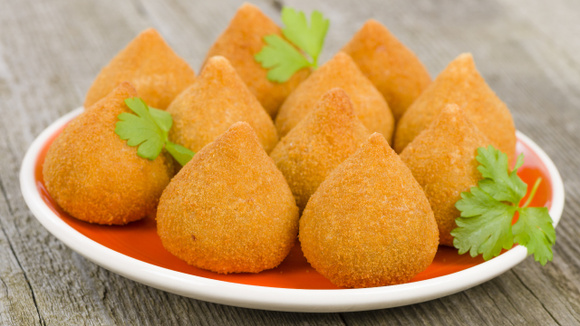 A receita de coxinha da minha tia é perfeita e eu vou te ensinar: crocante, sequinha e com muito recheio