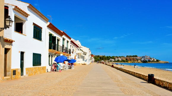 A vila de pescadores congelada na Idade Média, o melhor lugar para comer bem e barato, observar o eclipse solar e desfrutar da vida mediterrânea