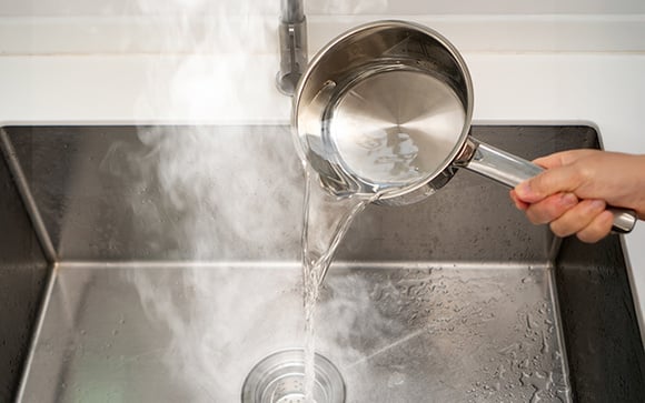 Nem sempre água quente limpa melhor a sujeira: a ciência explica quando ela ajuda e quando atrapalha