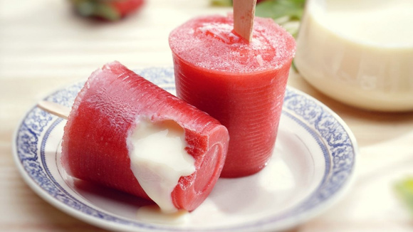 Paleta mexicana de morango com recheio de leite condensado em prato (Créditos: Shutterstock)