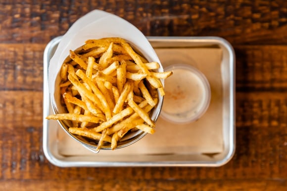 Os cozinheiros concordam: “Para fazer batatas fritas crocantes, adicione 30 g de amido de milho e 1 colher de chá de sal.”