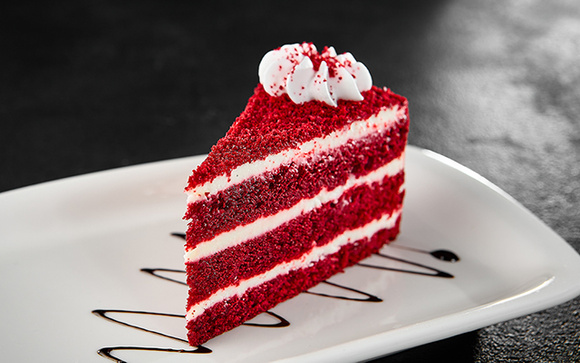 Bolo red velvet sem corante: essa versão natural não leva açúcar e nem farinha de trigo, mas fica tão bonita e saborosa quanto a original