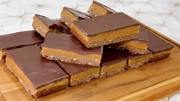 Eu sou tão louca por essa torta escocesa quanto o Pica-Pau: massa crocante, caramelo cremoso e chocolate, é uma sobremesa dos deuses!