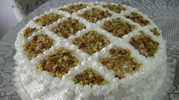 Nada melhor do que preparar um bolo para o Dia das Mães bem bonito como esse bolo de nozes (Créditos: TudoGostoso/Michelle)