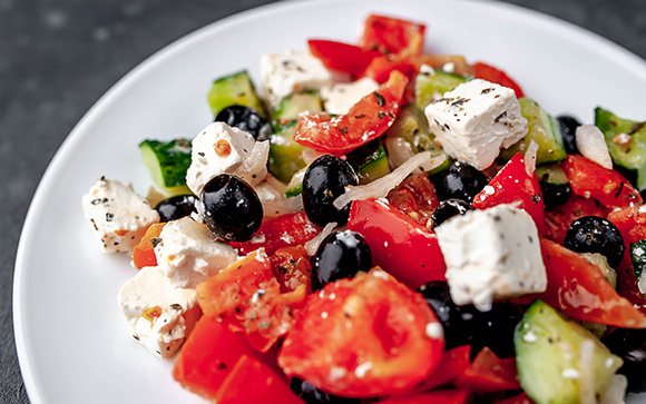 Salada grega com feta para variar o cardápio: como fazer a deliciosa e tradicional choriatiki