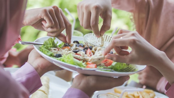 Benefícios de comer com as mãos: nutricionista revela vantagens surpreendentes do hábito inusitado
