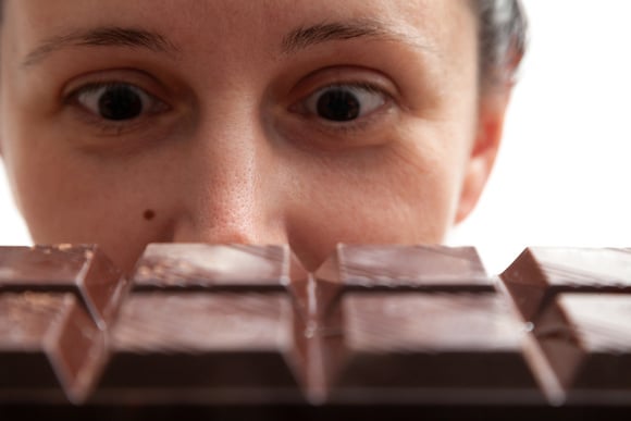 Por que tanta gente vicia em chocolate? Especialista indica opção saudável
