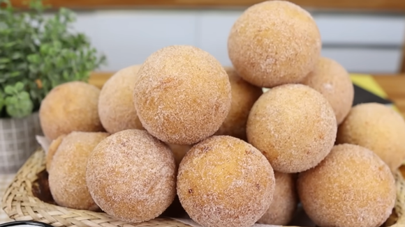 O truque simples para substituir a farinha e o leite no clássico bolinho de chuva da vovó