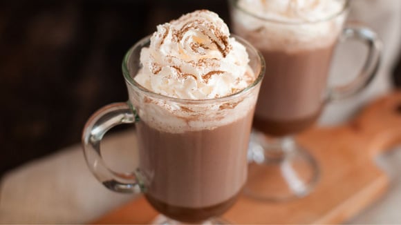 Use menos leite e um mixer para deixar o chocolate quente bem cremoso (Créditos: Shutterstock)