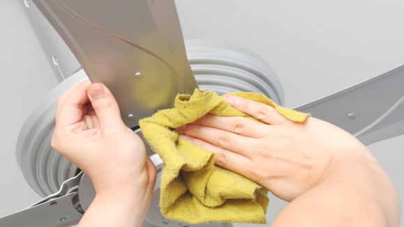 Nem aspirador de pó, nem água sanitária: como limpar seu ventilador de teto de forma fácil e sem danificá-lo