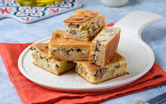 Faça para o lanche da tarde ou jantar: torta de atum leva ingredientes simples que você já deve ter em casa