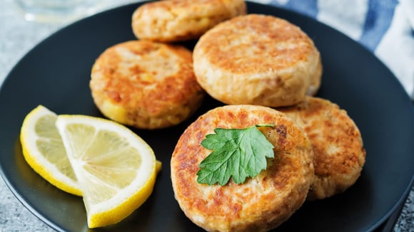 Não fazia ideia do que preparar para o jantar, mas me apaixonei por essa receita que encontrei: com 1 lata de atum, 1 batata e 1 ovo, sem usar farinha, você faz uma refeição completa!
