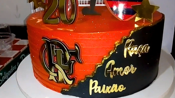 Bolo do Flamengo: fiz esse bolo de aniversário para um amigo que é flamenguista fanático e ele até chorou de emoção