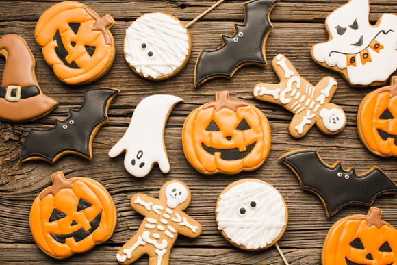 Chocolates e biscoitinhos decorados são o destaque da festa (Foto: Shutterstock).