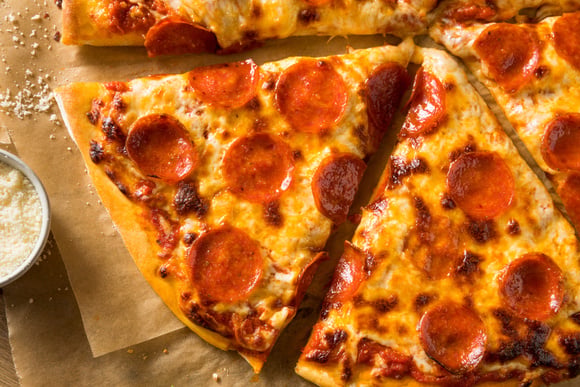 Quem gosta de pizza vai adorar essa versão com massa de pastel: receita fácil fica pronta em menos de 10 minutos