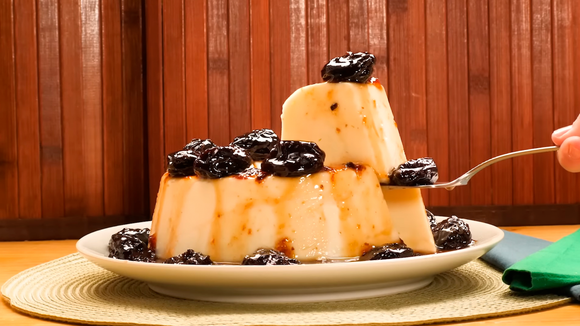  
O manjar de coco é um doce versátil que combina com diversos tipos de calda. (Créditos: TudoGostoso)