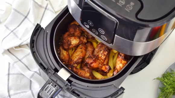 Por menos de R$ 300 é possível levar para casa esta air fryer Philco de 4,3 litros