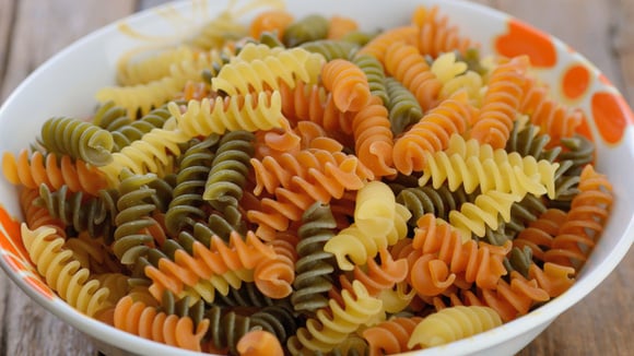Macarrão tricolor é mais fácil de ser encontrado no formato de fusilli, penne e farfalle (Créditos: Shutterstock)