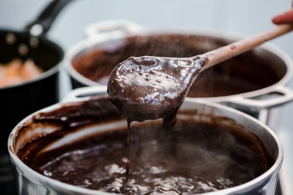 O brigadeiro cristalizou e agora? A salvação veio aí com essa dica para recuperar a textura cremosa perfeita do docinho