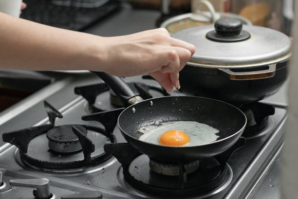 Fritura sem queimaduras: truque simples salva a sua pele - literalmente - de respingos de óleo