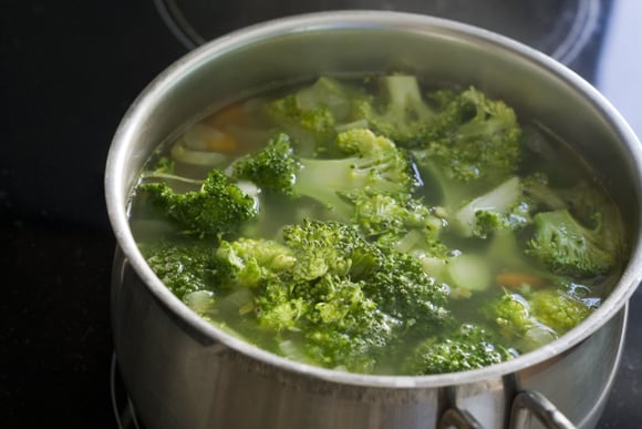 O certo é cortar o brócolis antes ou depois de cozinhar? Descubra o melhor preparo para garantir os benefícios do vegetal