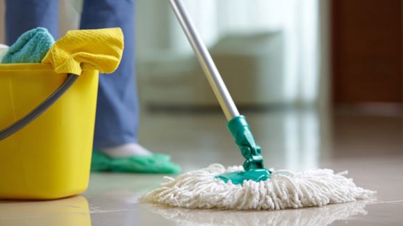 Adeus, pano de chão! Mop giratório faz a limpeza pesada e está com 24% de desconto