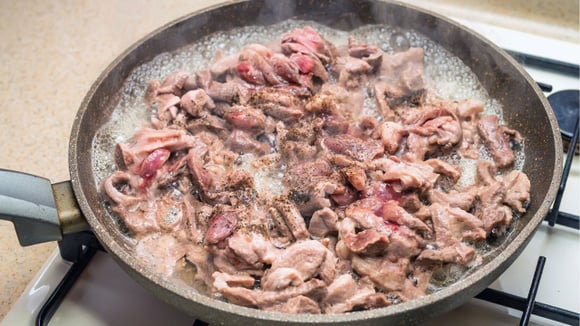 Encher a panela com vários de pedaços de carne amontoados pode arruinar a textura e o sabor do prato (Créditos: Shutterstock)