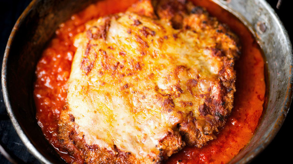 Fiz esse frango à parmegiana e o resultado ficou digno de restaurante: o segredo para ficar suculento está em um passo simples!