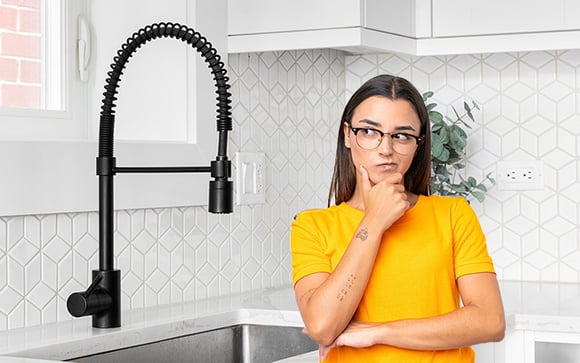 Pense bem antes de colocar uma torneira preta na cozinha: aqui estão os prós e contras ao escolher essa cor
